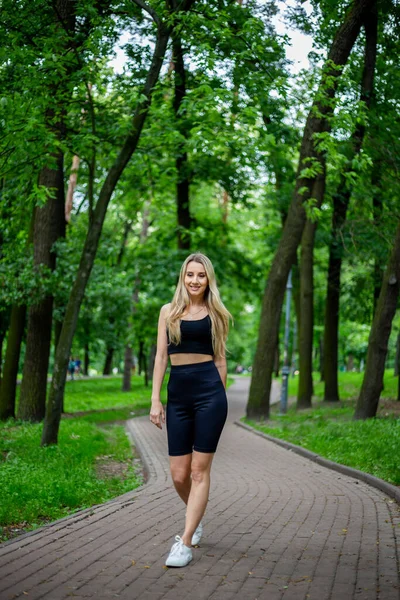 Young Beautiful Sporty Blonde Woman Black Shirt Black Tight Sports — Stock Photo, Image