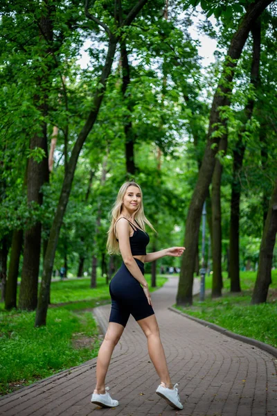 Jovem Bela Mulher Loira Esportiva Uma Camiseta Preta Shorts Esportes — Fotografia de Stock