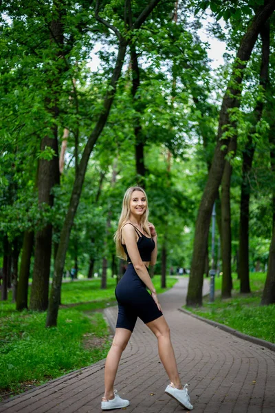 Junge Schöne Sportliche Blonde Frau Einem Schwarzen Shirt Und Schwarzen — Stockfoto
