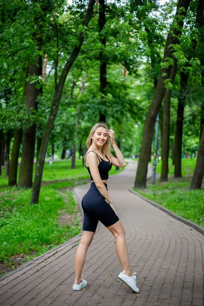 Ung Vacker Sportig Blond Kvinna Svart Shirt Och Svart Tight — Stockfoto