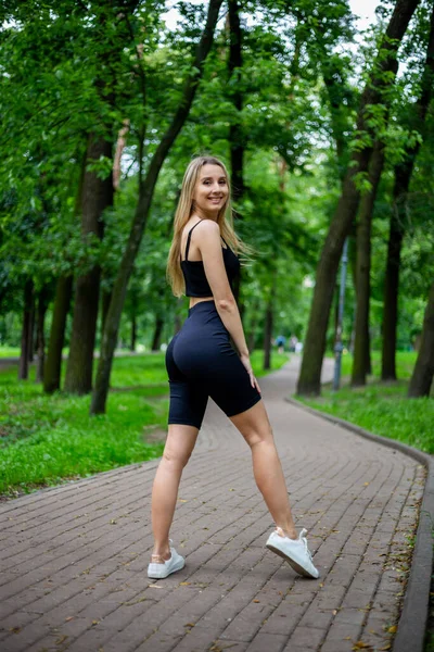 Junge Schöne Sportliche Blonde Frau Einem Schwarzen Shirt Und Schwarzen — Stockfoto