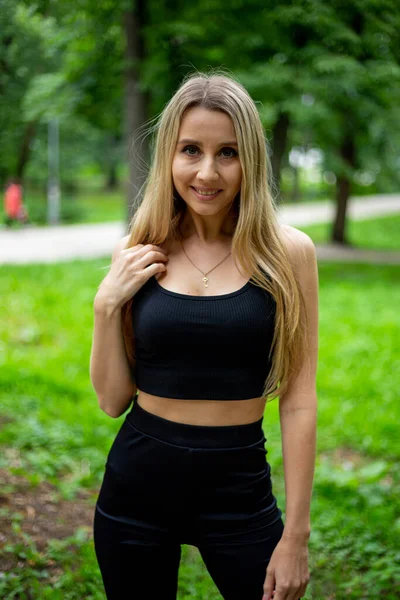 Junge Schöne Sportliche Blonde Frau Einem Schwarzen Shirt Und Schwarzen — Stockfoto