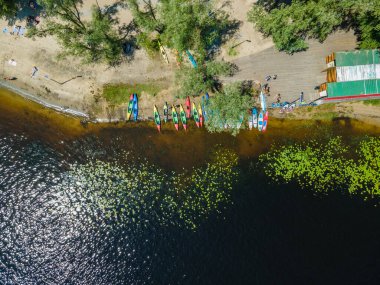 Suda kano süren bir insanın hava görüntüsü.