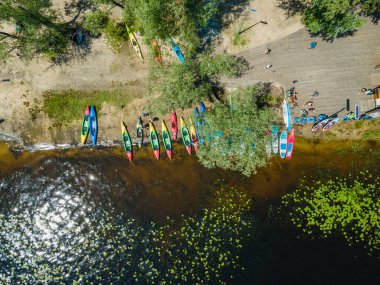 Suda kano süren bir insanın hava görüntüsü.
