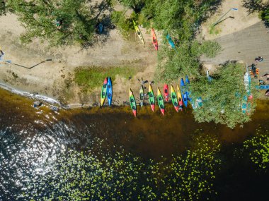 Suda kano süren bir insanın hava görüntüsü.