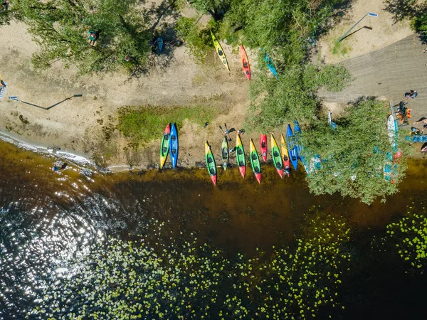 Suda kano süren bir insanın hava görüntüsü.