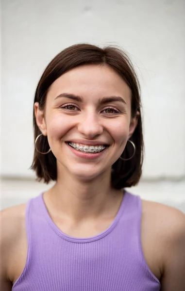 Chica Joven Con Peinado Bob Puple Camiseta Sonriendo Con Abrazaderas — Foto de Stock