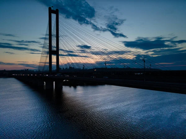 Αεροφωτογραφία από ένα drone σε μια γέφυρα που έμεινε καλωδιακά σε ένα ποτάμι το βράδυ — Φωτογραφία Αρχείου