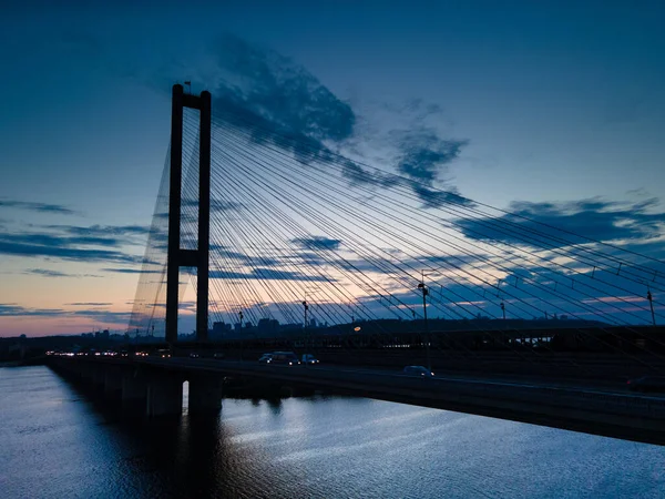 Воздушный обзор с беспилотника на канатном мосту на реке вечером — стоковое фото