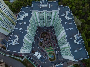 Birçok pencere ve dairesi olan büyük bir konut kompleksinin insansız hava aracı görüntüsü