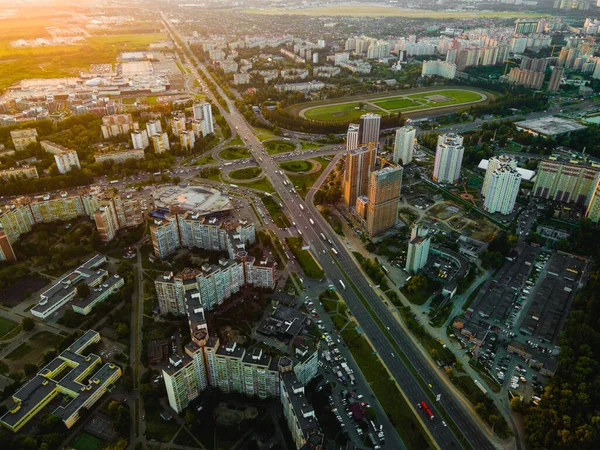 Вид з повітря на безпілотник шосе в місті на заході сонця — стокове фото