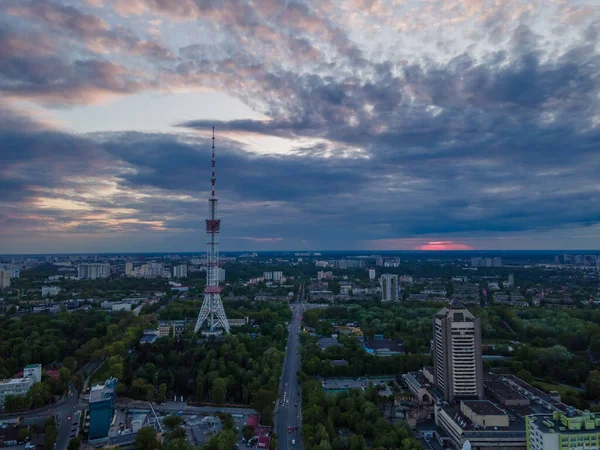 Torre de TV de metal alto na cidade — Fotografia de Stock