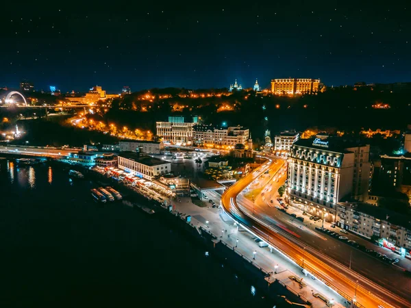Vista aérea de um drone do dique e o centro de Kiev à noite — Fotografia de Stock