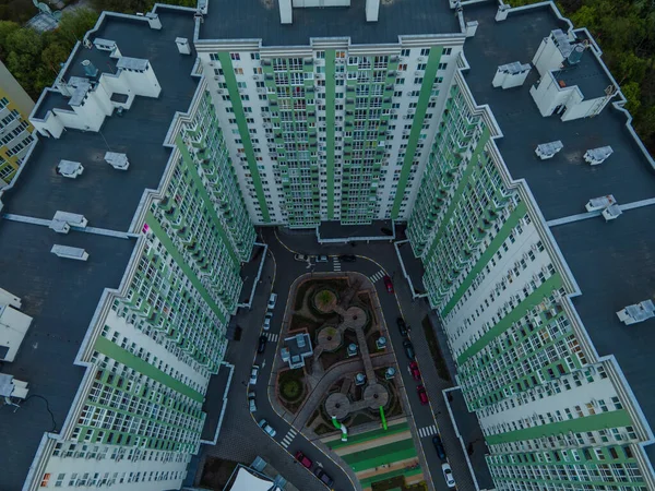 Veduta aerea drone di un grande complesso residenziale con molte finestre e appartamenti — Foto Stock