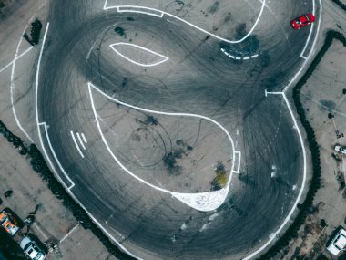 Arabalarla sürüklenmek için spor pistindeki hava aracı görüntüsü