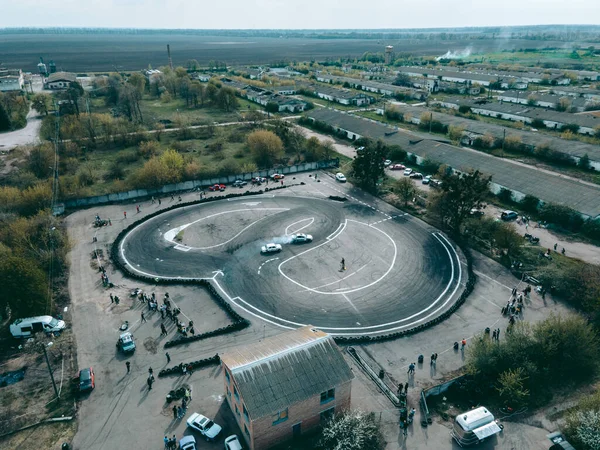 Flygfoto från drönare på sportbana för drift av bilar — Stockfoto