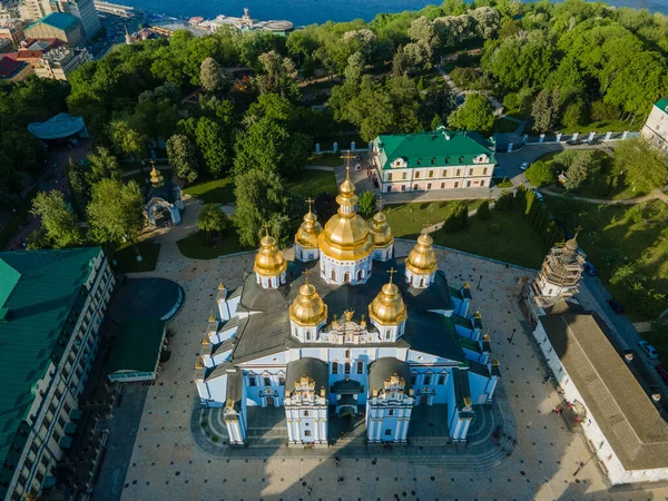 Вид з повітря з дрона St. Michaels Golden-Domed Monastery в Києві. — стокове фото