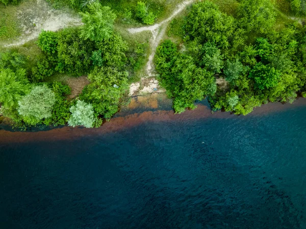 Vista aérea desde un dron en un río fresco entre un prado verde en verano — Foto de Stock