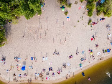 Nehrin kıyısındaki kumlu sahilde dinlenen insansız hava aracı görüntüsü.