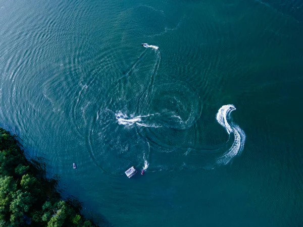Flygfoto från en drönare av människor som rider en jet ski på vattnet — Stockfoto