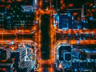 Gece şehrinde İHA 'dan hava görüntüsü