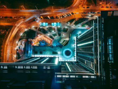 Gece şehrinde İHA 'dan hava görüntüsü