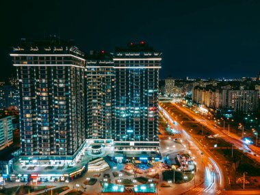 Gece şehrinde İHA 'dan hava görüntüsü