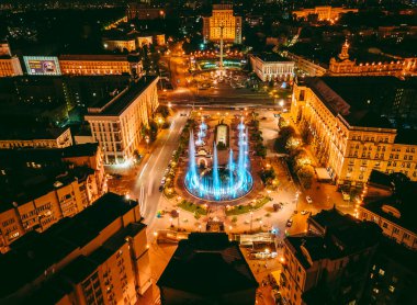Geceleri Independence Meydanı 'ndaki Kiev' in merkezindeki bir İHA 'dan hava görüntüsü