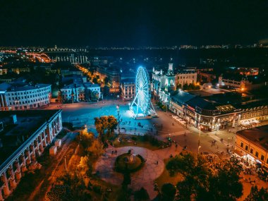 Geceleri insansız hava aracının dönme dolabından hava görüntüsü.