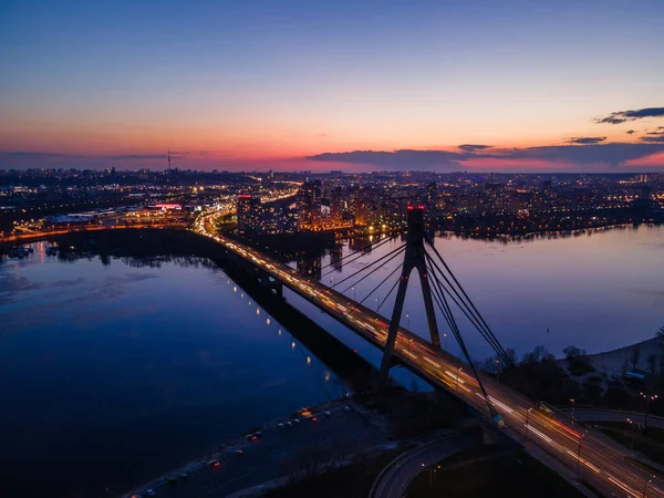 Flygfoto från drönare kabel-stannade bron på natten — Stockfoto