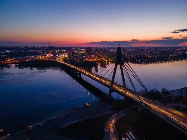 Flygfoto från drönare kabel-stannade bron på natten — Stockfoto
