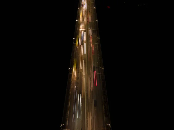 Vista aérea de drone na estrada com carros à noite — Fotografia de Stock