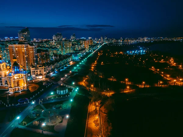 Vista aérea desde el dron en la ciudad nocturna — Foto de Stock