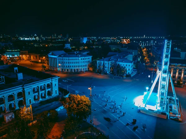 Αεροφωτογραφία από το drone ferris wheel στην πόλη τη νύχτα — Φωτογραφία Αρχείου