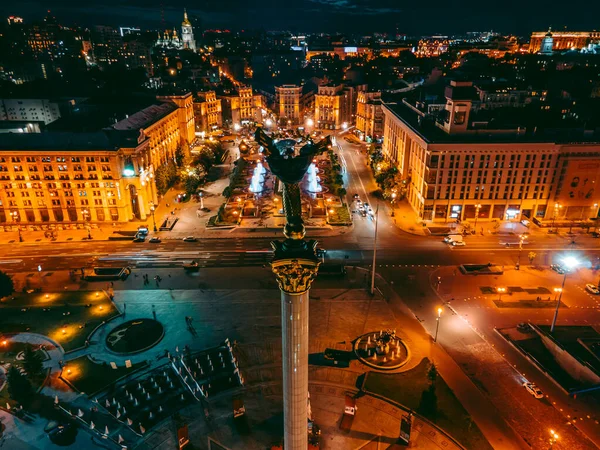 Légi felvétel egy drón a központ Kijev a Függetlenség téren éjszaka — Stock Fotó