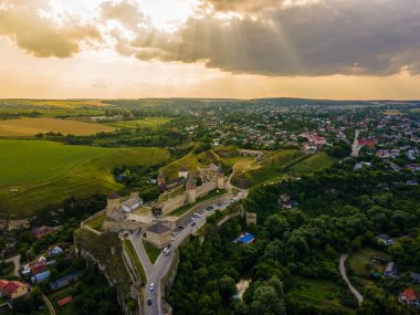 Yazın tepeler arasında bir ortaçağ şatosunun insansız hava aracı görüntüsü