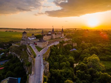 Yazın tepeler arasında bir ortaçağ şatosunun insansız hava aracı görüntüsü