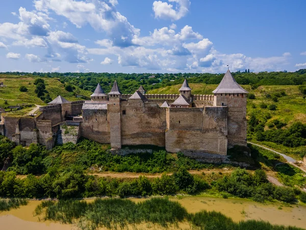 Vue aérienne d'un château médiéval entre les collines en été — Photo