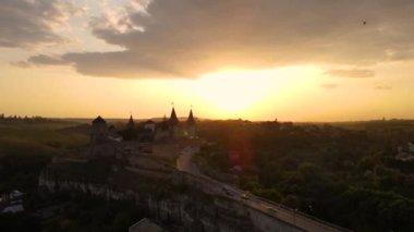 Kamianets-Podilskyi kasabasında günbatımında ortaçağ kalesinin insansız hava aracı görüntüsü