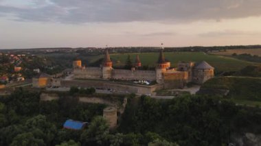 Kamianets-Podilskyi kasabasında günbatımında ortaçağ kalesinin insansız hava aracı görüntüsü