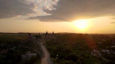 Kamianets-Podilskyi kasabasında günbatımında ortaçağ kalesinin insansız hava aracı görüntüsü