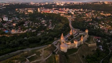 Kamianets-Podilskyi kasabasında günbatımında ortaçağ kalesinin insansız hava aracı görüntüsü