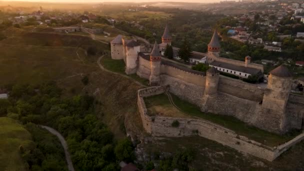 Luchtfoto Drone Uitzicht Middeleeuwse Kasteel Bij Zonsondergang Kamianets Podilskyi Stad — Stockvideo