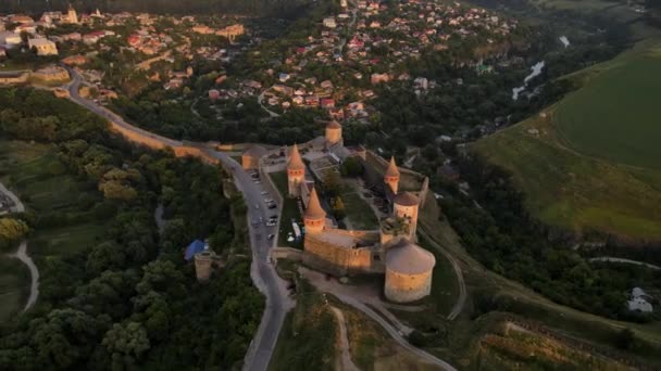 Luchtfoto Drone Uitzicht Middeleeuwse Kasteel Bij Zonsondergang Kamianets Podilskyi Stad — Stockvideo