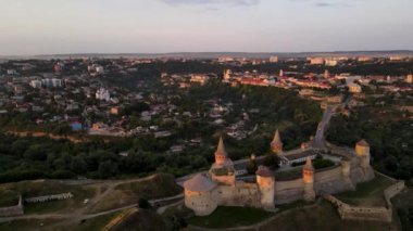 Kamianets-Podilskyi kasabasında günbatımında ortaçağ kalesinin insansız hava aracı görüntüsü