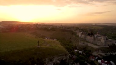 Kamianets-Podilskyi kasabasında günbatımında ortaçağ kalesinin insansız hava aracı görüntüsü