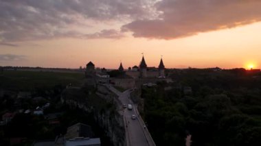 Kamianets-Podilskyi kasabasında günbatımında ortaçağ kalesinin insansız hava aracı görüntüsü