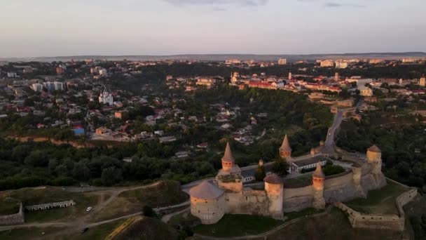 Luchtfoto Drone Uitzicht Middeleeuwse Kasteel Bij Zonsondergang Kamianets Podilskyi Stad — Stockvideo