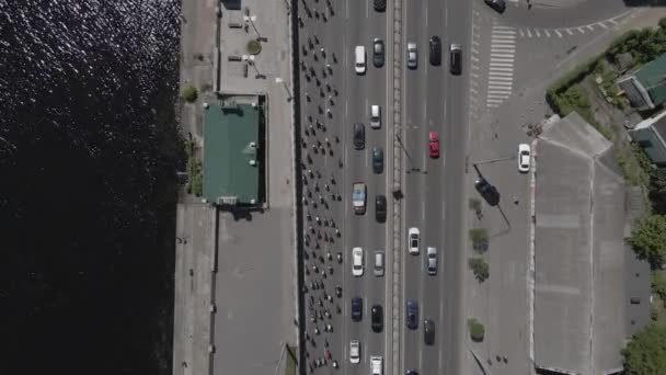 Flygfoto från en drönare till en grupp cyklister på cykel rida på vägen med trafik — Stockvideo