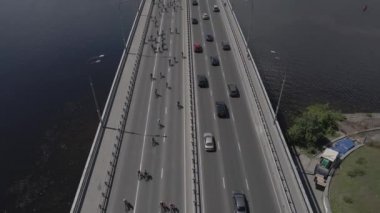İHA 'dan bisikletli bir grup bisikletçiye hava görüntüsü
